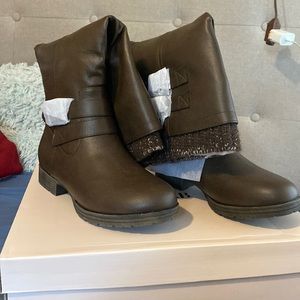 Flat boots they are Dk brown size 9 never been worn